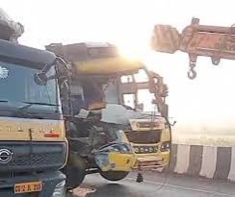 बिलासपुर में तेज रफ्तार यात्री बस ट्रेलर से टकरा गई, जिससे बस ड्राइवर की मौके पर मौत