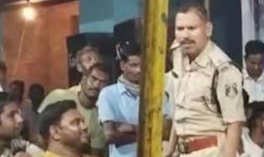 छत्तीसगढ़ में ASI ने वर्दी में लड़कियों संग लगाए ठुमके, SP ने किया सस्पेंड