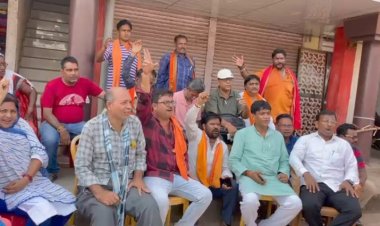 छत्तीसगढ़ में भिलाई के सुपेला लक्ष्मी मार्केट रोड से देशी शराब दुकान हटाने के लिए युवा शक्ति संगठन के अध्यक्ष मदन सेन के नेतृत्व में फिर धरना दिया गया