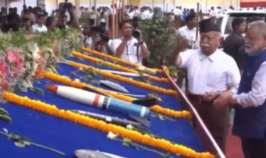 मोहन भागवत ने नागपुर संघ मुख्यालय में की शस्त्र पूजा, कहा- बांग्लादेशी हिंदुओं को पूरी दुनिया की मदद चाहिए