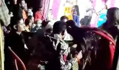 छत्तीसगढ़ के अंबिकापुर में आर्केस्ट्रा कार्यक्रम के दौरान नाच रही युवतियों का हाथ पकड़ने वाले प्रधान आरक्षक को एसपी ने किया निलंबित