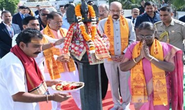 राष्ट्रपति द्रौपदी मुर्मू ने आज अपने छत्तीसगढ़ दौरे के दूसरे दिन जगन्नाथ मंदिर पहुंचकर प्रभु के आशिर्वाद लिये