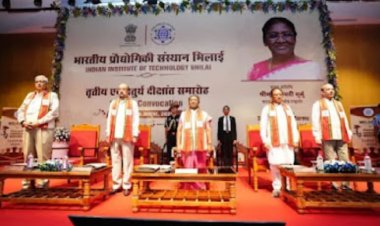 राष्ट्रपति द्रौपदी मुर्मू ने अपने छत्तीसगढ़ दौरे के दूसरे दिन दुर्ग जिले के IIT भिलाई के दीक्षांत समारोह में शिरकत की,मेधावी छात्रों को उनके उत्कृष्ट प्रदर्शन के लिए गोल्ड मेडल से किया सम्मानित