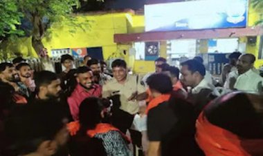 भिलाई में देवी-देवताओं के चित्र वाले पटाखों की बिक्री का मामला सामने आया, जिस पर छत्तीसगढ़ बजरंग दल ने जामुल थाने में पहुंचकर विरोध प्रदर्शन किया