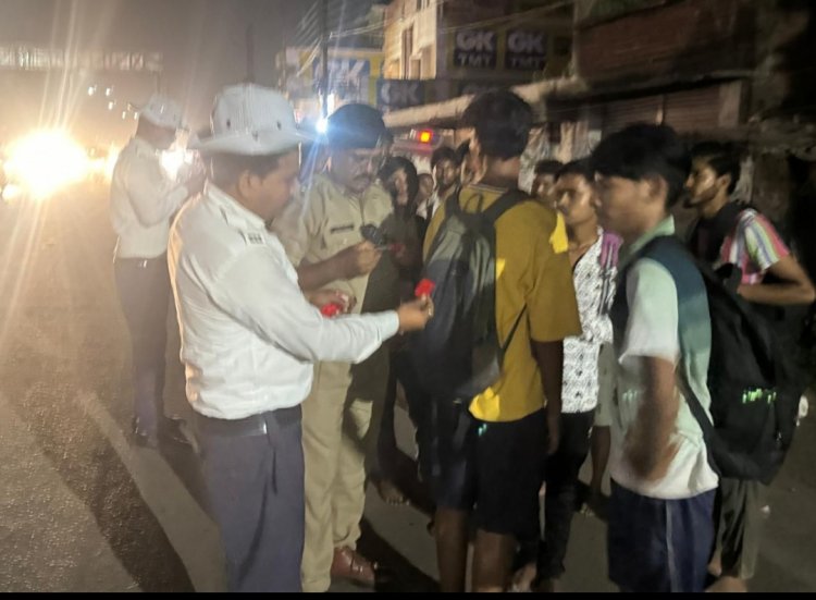 पदयात्रियो की सुरक्षा की दृष्टि से यातायात पुलिस दुर्ग द्वारा पदयात्रियों के पीठ व बैग पर रेडियम स्टीकर लगाया जा रहा