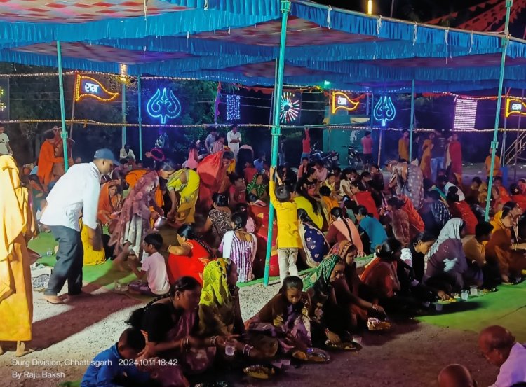 शारदीय नवरात्र मरार पारा सूरज नवयुवक दुर्गा उत्सव द्वारा लंगर में तीन हज़ार से अधिक लोगो ने ग्रहण किया प्रसाद