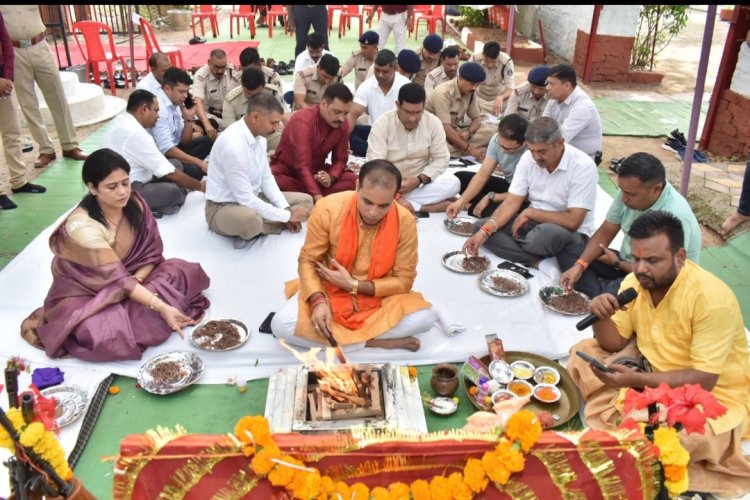 विजयदशमी के अवसर पर पुलिस लाईन दुर्ग में पुलिस अधीक्षक, दुर्ग जितेन्द्र शुक्ला द्वारा शस्त्रों की विधि-विधान से पूजा अर्चना कर सुख-शांति की कामना की गई