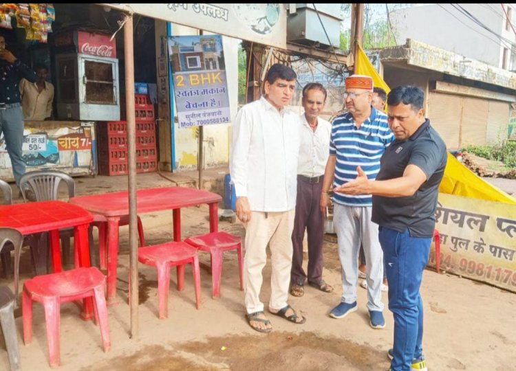 प्रयास:चौक-चौराहों सहित डिवाइडर के दोनों तरफ जमी धूल की सफाई में लगातार जुटे निगम कर्मी, स्थल निरीक्षण के दौरान आयुक्त लोकेश चन्द्राकर ने स्वास्थ्य अधिकारी धर्मेंद्र मिश्रा व अमले के साथ सफाई व्यवस्था देखी