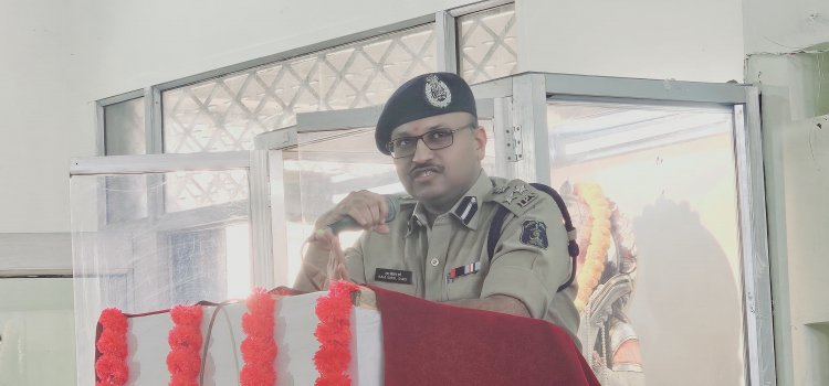 पुलिस महानिरीक्षक राम गोपाल गर्ग ने कल्याण स्नातकोत्तर महाविद्यालय में छात्रों को साइबर अपराध से बचने के महत्वपूर्ण टिप्स दिए और डिजिटल सुरक्षा के प्रति जागरूक किया