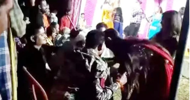 छत्तीसगढ़ के अंबिकापुर में आर्केस्ट्रा कार्यक्रम के दौरान नाच रही युवतियों का हाथ पकड़ने वाले प्रधान आरक्षक को एसपी ने किया निलंबित