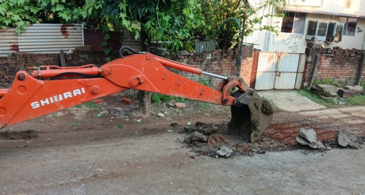 अतिक्रमण शिकायत पर तत्काल एक्शन:मोहल्लेवासियों द्वारा शिकायत पर निगम ने तुरंत कार्रवाही कर हटाया सड़क क्षेत्र में बने रेम्प