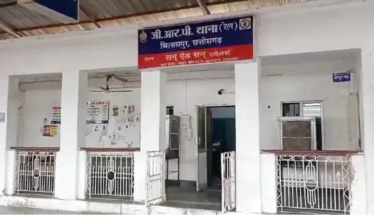 वर्दी की आड़ में युवक से गांजा तस्करी कराने वाले जीआरपी के चार आरक्षकों को साइबर थाना पुलिस ने किया गिरफ्तार