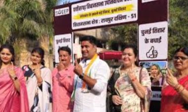 रायपुर दक्षिण विधानसभा उप चुनाव में कांग्रेस प्रत्याशी आकाश शर्मा ने किया सपरिवार मतदान