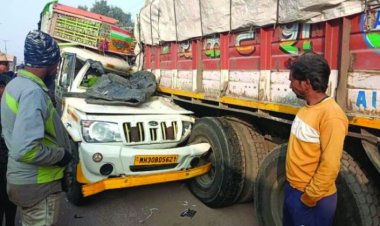 भिलाई -सुपेला में हादसा : सुपेला फ्लाईओवर पर नागपुर से आ रही पिकअप और ट्रक की भीषण टक्कर, चालक गंभीर रूप से घायल