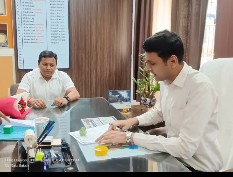 दुर्ग नगर पालिक निगम में नव पदस्थ आयुक्त सुमित अग्रवाल ने संभाला पदभार,आयुक्त लोकेश चन्द्राकर ने सौंपा चार्ज