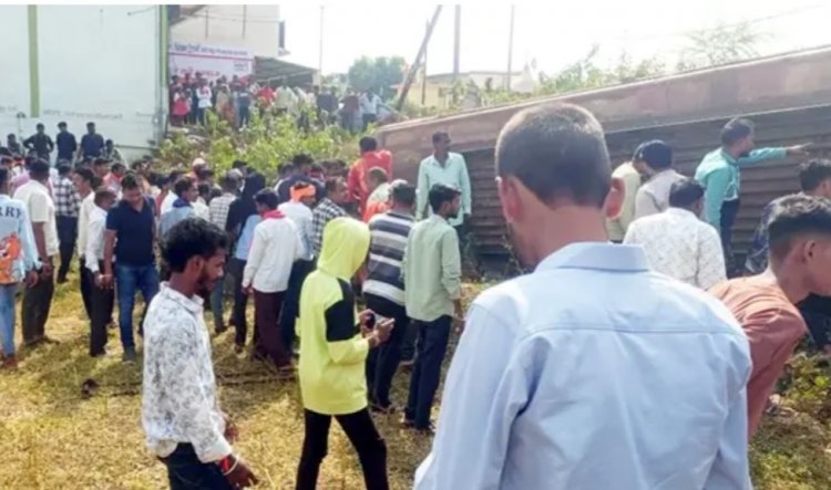 छत्तीसगढ़ के बालोद जिले के डौंडीलोहारा नगर में यात्रियों से भरी बस पलटी, 12 से अधिक गंभीर रूप से घायल