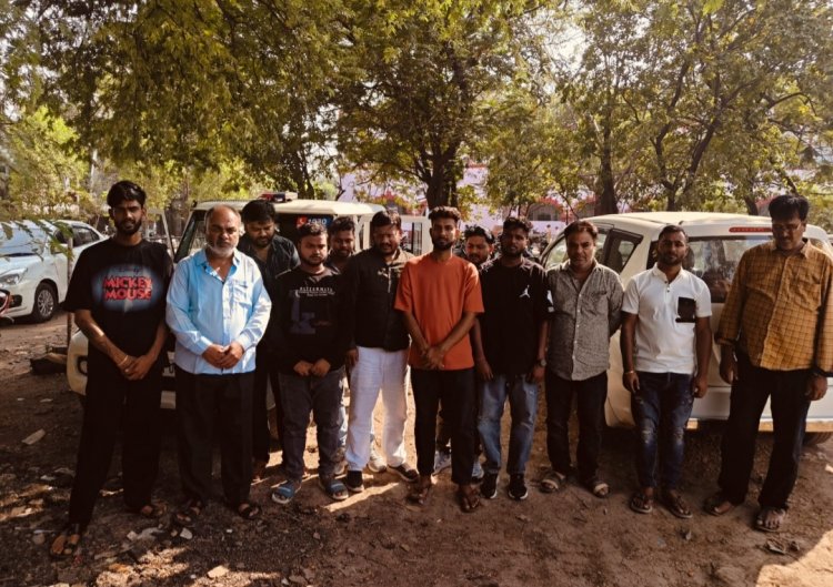 भिलाई के जयस्तंभ चौक रुआबांधा बस्ती मे सार्वजनिक स्थान पर जुआं खेलने वाले जुआंरियों के विरुद्ध पुलिस की कार्यवाही , 12 जुआंरियांन से कुल 256100 रुपये नगदी एवं 52 पत्ती ताश बरामद