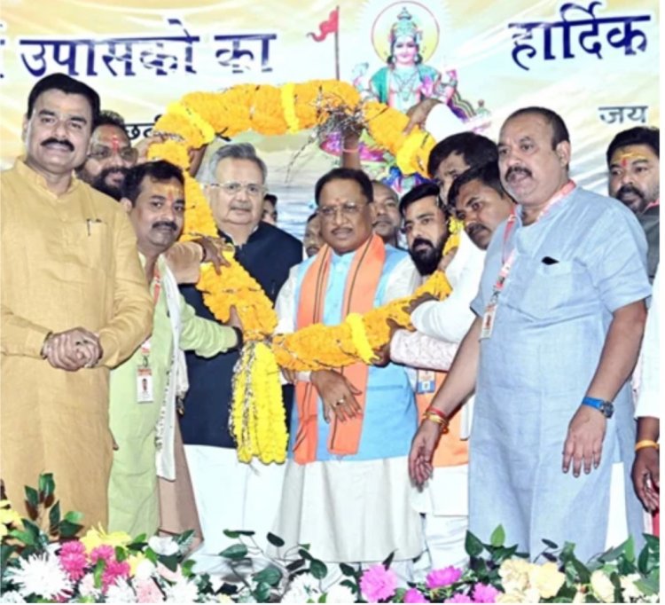 मुख्यमंत्री विष्णुदेव साय ने राजधानी रायपुर के महादेव घाट पर आयोजित छठ महापर्व कार्यक्रम में शामिल हुए