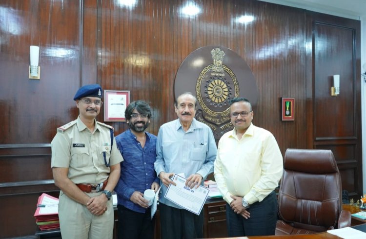 पुलिस महानिरीक्षक दुर्ग रेंज ने साइबर जागरुक नागरिक को किया सम्मानित
