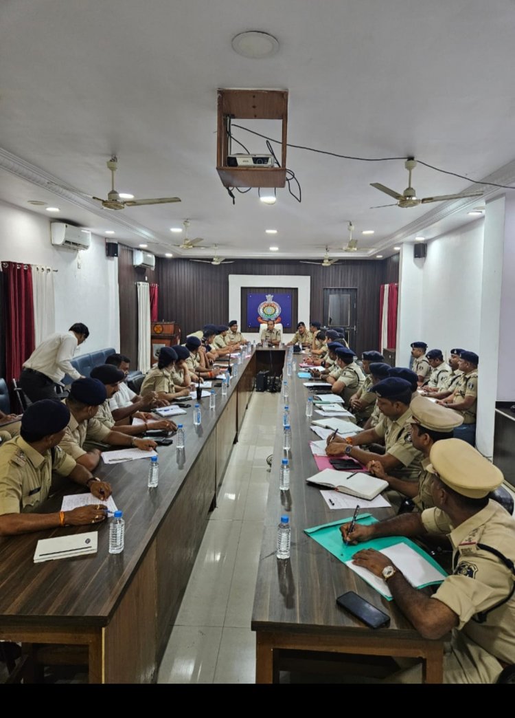 पुलिस अधीक्षक दुर्ग व्दारा जिले के अधिकारियों की ली गयी बैठक, सक्रिय गुण्डा बदमाशों की तैयार की जा रही है सूची