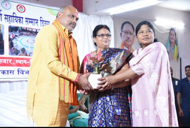 आंगनबाड़ी कार्यकर्ताओं एवं सहायिकाओं का सम्मान