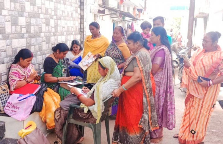 वरिष्ठ नागिरकों का आयुष्मान बनाने घर-घर पहुंच रही है निरन्तर कर्मचारी, तीन दिनों में बने 383 आयुष्मान कार्ड