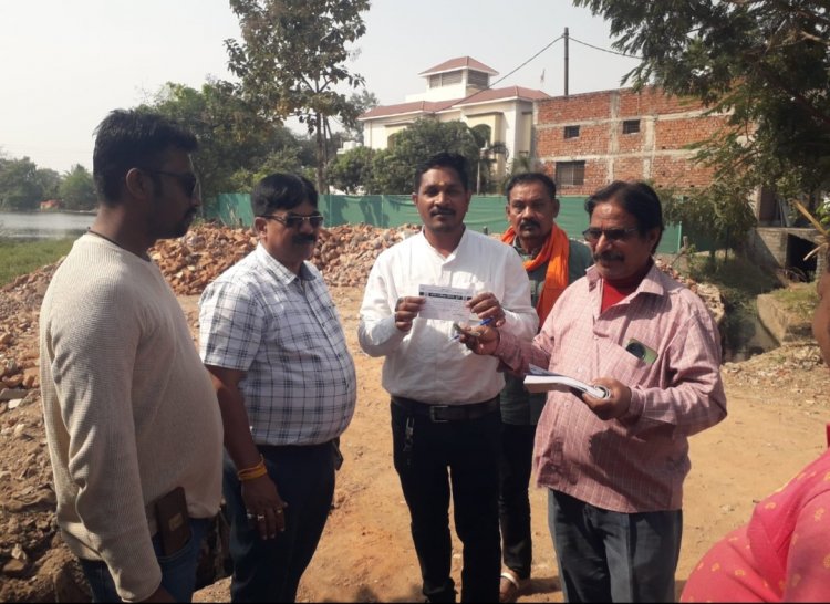 तालाब किनारे व नाली में डाल रहा था मलबा,निगम ने कार्रवाही के बाद लगाया 5 हज़ार का जुर्माना