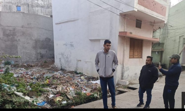 सफाई व्यवस्था देखने सुबह निकले कमिश्नर,खुले प्लाट पर कचरा देखकर भड़के कहा:सुपर वाइजर कराए अपने पैसे से सफाई