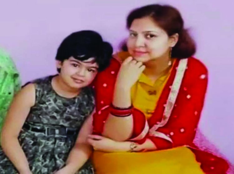 छत्तीसगढ़ के सूरजपुर में हेड कांस्टेबल की पत्नी एवं बेटी की हत्या मामले में बड़ा खुलासा, आरोपियों के संपर्क में था एक आरक्षक, SP ने किया बर्खास्त