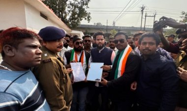 छत्तीसगढ़ के जिला राजनांदगांव में नशे और अपराध के विरुद्ध युवा कांग्रेस ने एस.पी के नाम आईना भेंट कर ज्ञापन सौंपा