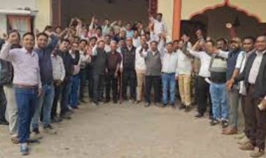 पटवारियों ने काली पट्‌टी लगाकर किया प्रदर्शन, मांगें पूरी नहीं हुई तो ऑनलाइन कार्यों का करेंगे बहिष्कार