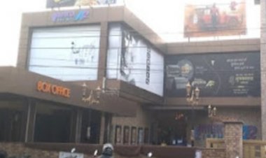 भिलाई-3 के  मुक्ता टॉकीज में आज भोर में हुई लूट,गार्ड को बंधक बनाकर ₹1.32 लाख और CCTV सबूत उड़ा ले गए, पुलिस जांच में जुटी