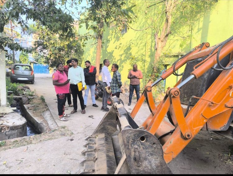 सरकारी नाली पर अवैध कब्जा, नाली पाटकर फ्रीकास्ट बाउंड्रीवाल निर्माण नगर निगम ने जेसीबी से तोड़कर हटाया