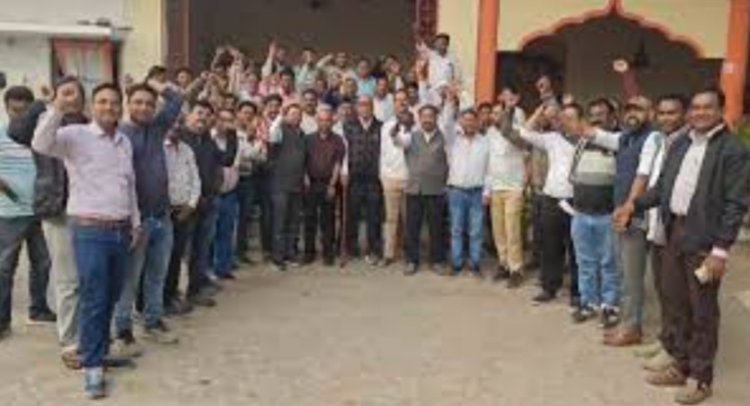 पटवारियों ने काली पट्टी लगाकर किया प्रदर्शन, मांगें पूरी नहीं हुई तो ऑनलाइन कार्यों का करेंगे बहिष्कार