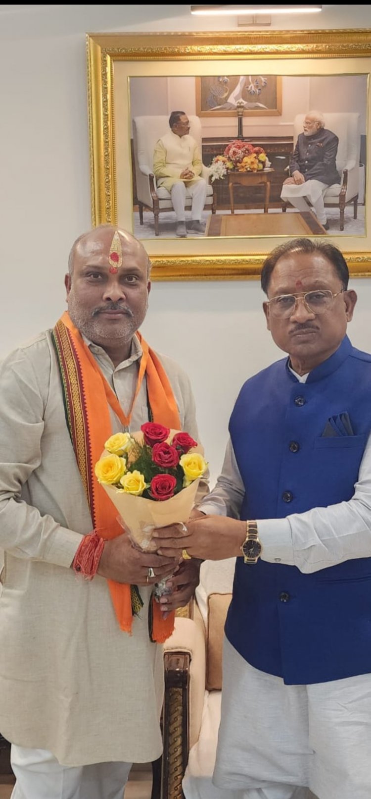 छत्तीसगढ़ शासन के गौरवशाली 1 वर्ष पूर्ण होने के उपलक्ष्य में आज दुर्ग ग्रामीण विधायक ललित चंद्राकर ने मुख्यमंत्री श्री विष्णु देव जी से सौजन्य मुलाकात कर उन्हें हार्दिक शुभकामनाएं एवं बधाई प्रेषित की