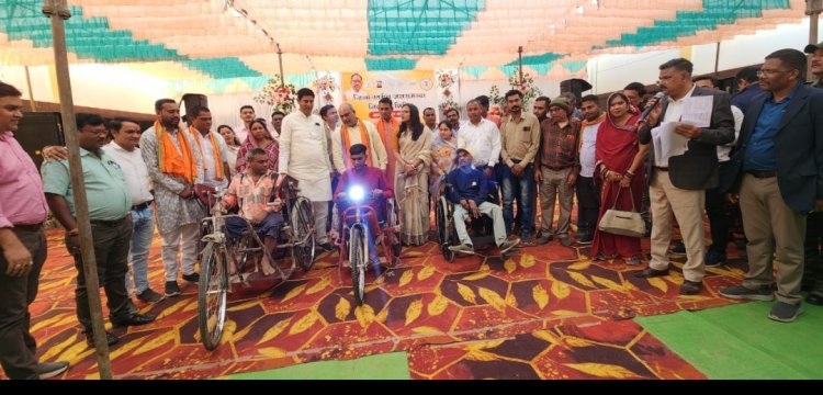 दुर्ग ग्रामीण विधायक ललित चंद्राकर ने दिव्यांग जानो को किया ट्राइसिकल वितरण