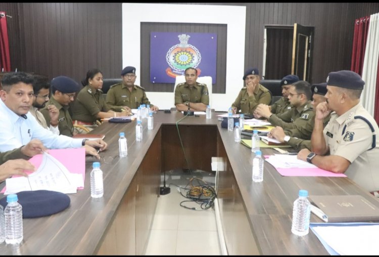 पुलिस अधीक्षक दुर्ग ने मीटिंग लेकर थाना प्रभारियों को भीड़ वाली जगहों में शाम को पेट्रोलिंग बढ़ाने,नववर्ष से पहले गुंडे तत्वों पर कार्यवाही के दिए निर्देश