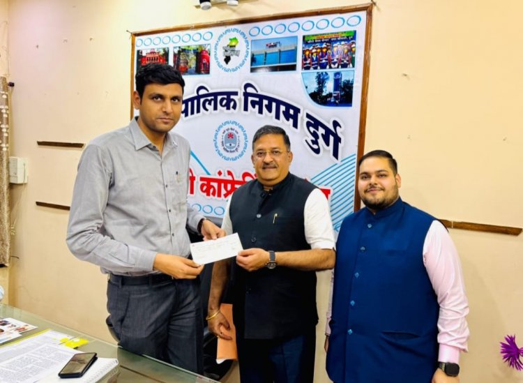 आयुक्त सुमित अग्रवाल के समक्ष शहर के बड़े बकायादार रोमानपार्क ने 7 लाख 90 हजार संपत्ति कर वसूली किया जमा