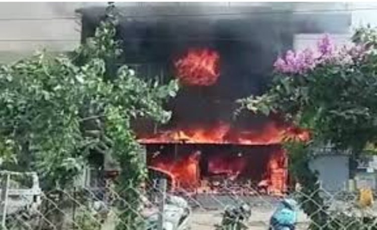 घर में रखा सिलेंडर ब्लास्ट, माता-पिता और बेटी की जलकर मौत