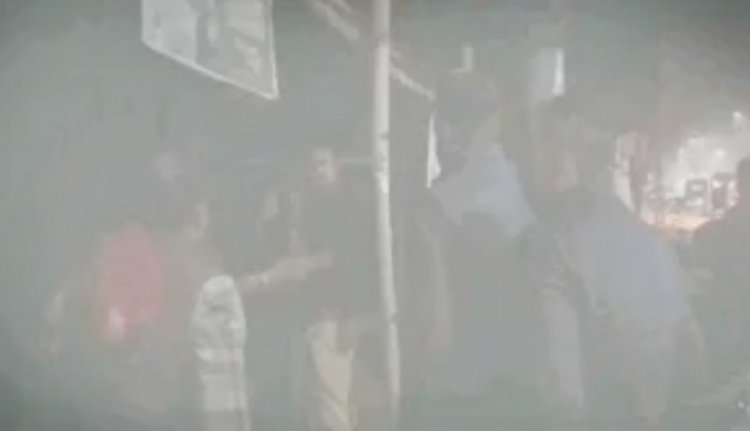 चाय दुकान में खड़े युवक को थप्पड़ मारना पड़ा महंगा, लोगों ने पुलिसकर्मी पर किया हाथ साफ