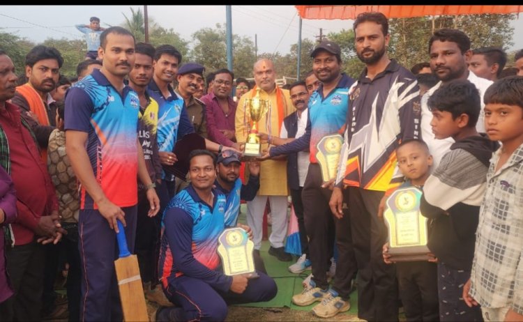 टेनिस बॉल क्रिकेट टूर्नामेंट के समापन समारोह में दुर्ग ग्रामीण विधायक व राज्य ग्रामीण एवं अन्य पिछड़ा वर्ग क्षेत्र विकास प्राधिकरण उपाध्यक्ष ललित चंद्राकर सम्मिलित हुए