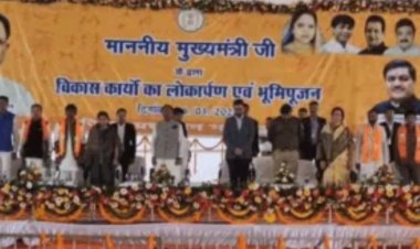 नक्सल हमले में जवानों के बलिदान की खबर सुनते ही मुख्यमंत्री साय ने रोका कार्यक्रम, 2 मिनट का मौन रखकर शहीदों को दी श्रद्धांजलि