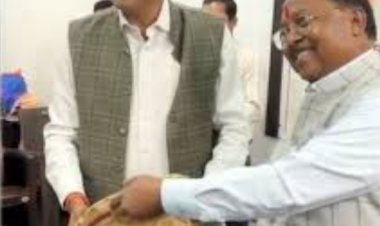 वित्तमंत्री ओपी चौधरी ने मंत्री रामविचार नेताम से मांगा छेरछेरा