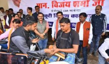 उपमुख्यमंत्री ने पत्रकारों के हाथों से दिव्यागजनों को सौंपी स्कूटी की चाबियां