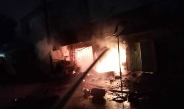 भिलाई में कैटरिंग दुकान में लगी भीषण आग 6 सिलेंडर हुए ब्लास्ट: लाखों का हुआ नुकसान, बड़ा हादसा टला