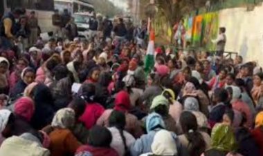 मंत्री ओपी चौधरी के बंगले के बाहर बर्खास्त सहायक शिक्षकों का प्रदर्शन, समायोजन करने की मांग, मौके पर पुलिस बल मौजूद