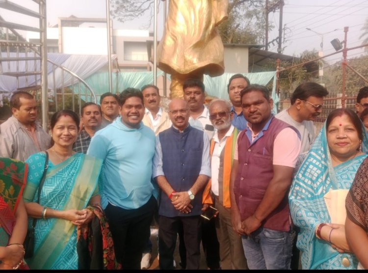 स्वामी विवेकानंद की जयंती पर भाजपा मंडल कार्यकर्ताओं सहित शहीद भगत सिंह वार्ड 19 कार्यकर्ता तारा अभिषेक टंडन ने स्वामी विवेकानंद के तैल चित्र पर पुष्प चढ़ाकर पुष्पांजलि दी