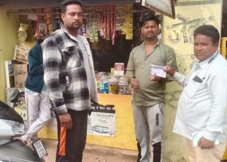 सड़क में डाला कचरा,नगर निगम ने लगाया दुकानदारों पर जुर्माना