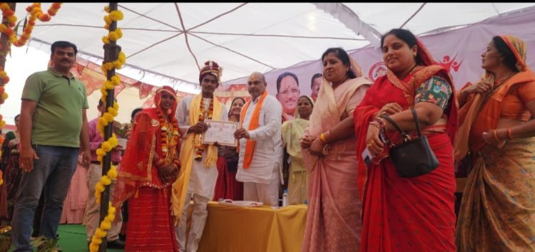 मुख्यमंत्री कन्या विवाह योजना से 52 बेटियां परिणय सूत्र में बंधी,दुर्ग ग्रामीण विधायक ललित चंद्राकर व जन प्रतिनिधि ने दिया आशीर्वाद