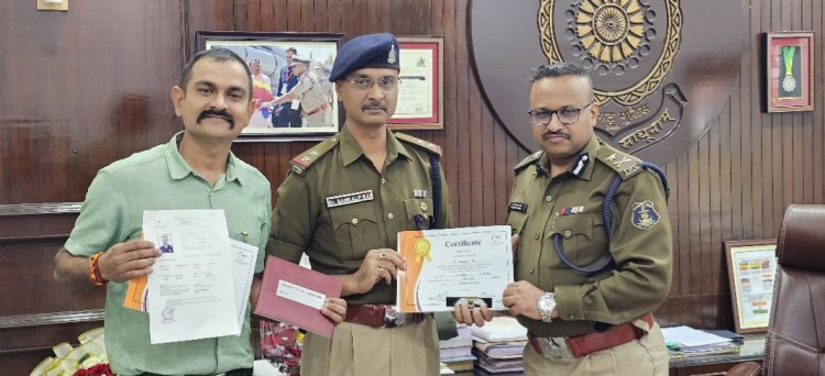 पुलिस महानिरीक्षक दुर्ग रेंज ने छत्तीसगढ़ के प्रथम ड्रोन पायलट पुलिस अधिकारियों से मुलाकात कर दी शुभकामनाएं